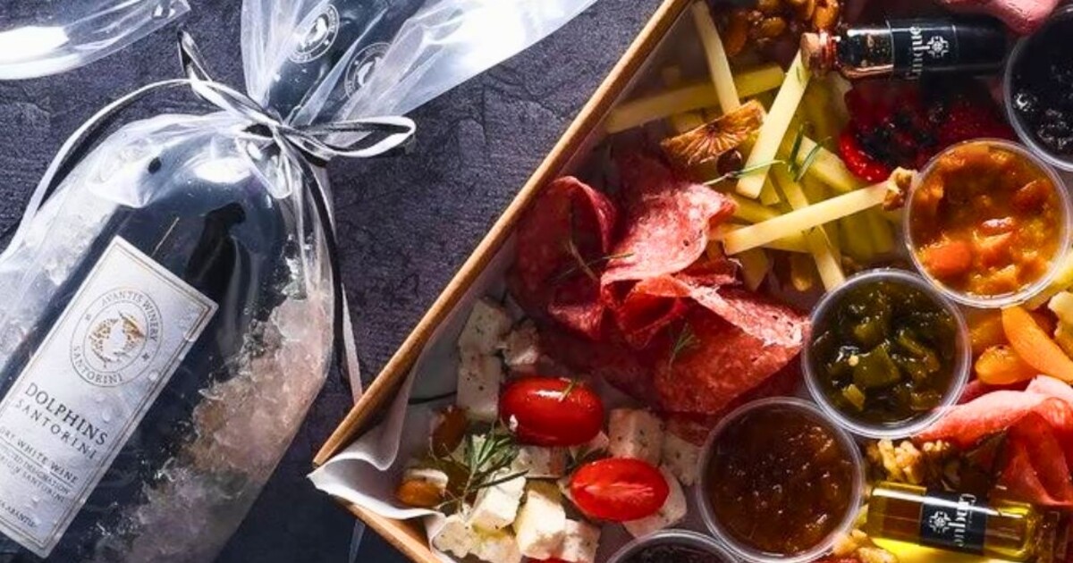 Curated Cinque food and wine selection presented in a takeaway and retail format, illustrating how the brand adapts across markets while maintaining product quality and identity.