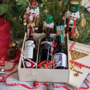 Greek gift baskets with great greek wines and delicious greek deli from Cinque Wine & Deli in Athens