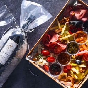 Curated Cinque food and wine selection presented in a takeaway and retail format, illustrating how the brand adapts across markets while maintaining product quality and identity.
