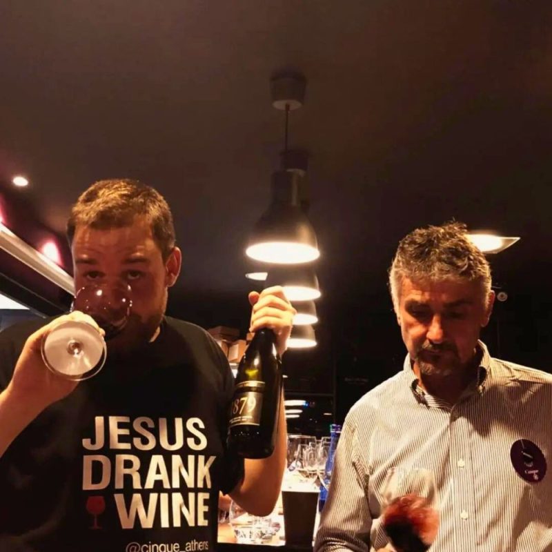 Luis Alberto, President of the Wine Lover community, and Nikitas Prassas presenting a Xinomavro masterclass tasting at Cinque Wine Bar in Athens