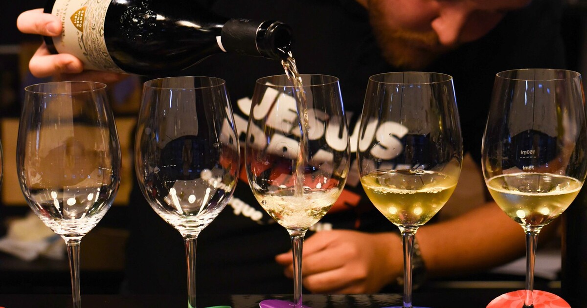 Wine tasting experience at Cinque Wine & Deli, with a sommelier pouring Greek wine into tasting glasses during a guided tasting session.