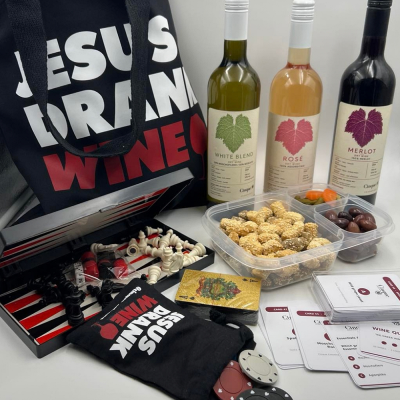 Cinque Wine & Play Pack with white, rosé and red wine, snacks, a board game set, playing cards and wine quiz cards.