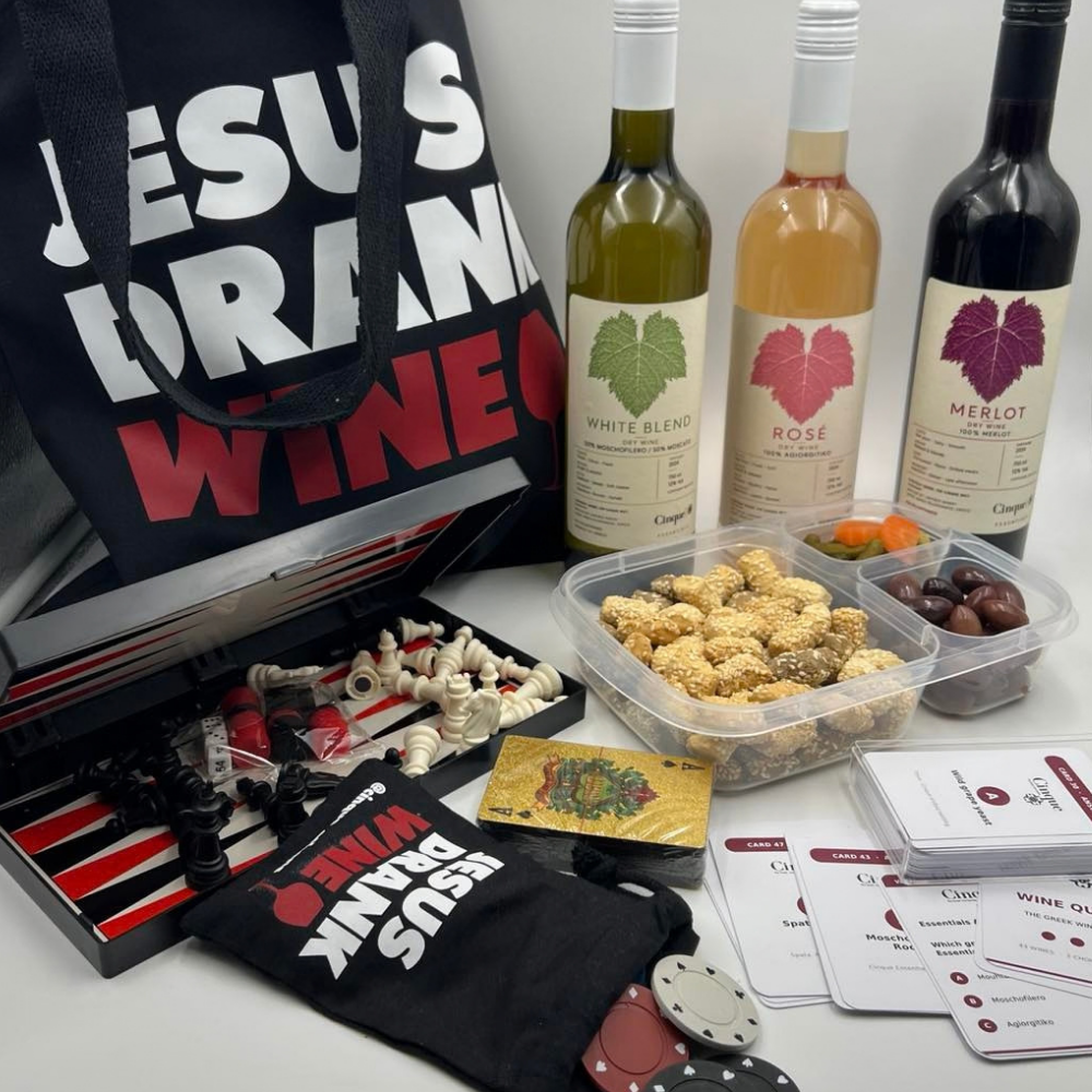 Cinque Wine & Play Pack with white, rosé and red wine, snacks, a board game set, playing cards and wine quiz cards.